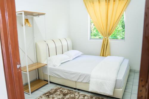 麻坡Tok Umi Guesthouse@AMJ Bakri的一间小卧室,配有床和窗户