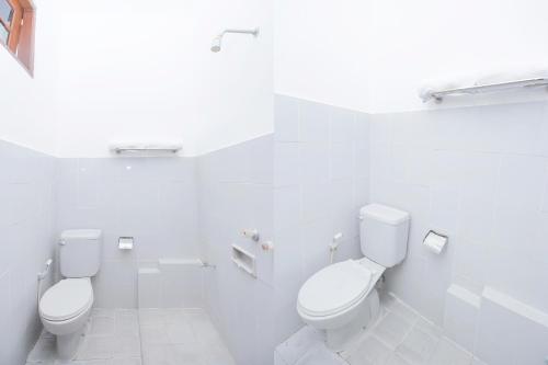 TimuranSuper OYO 759 Hotel Dewi Sri的白色浴室设有2个卫生间和水槽
