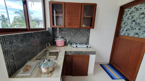 米瑞莎Nirmali Resort的厨房配有水槽和台面