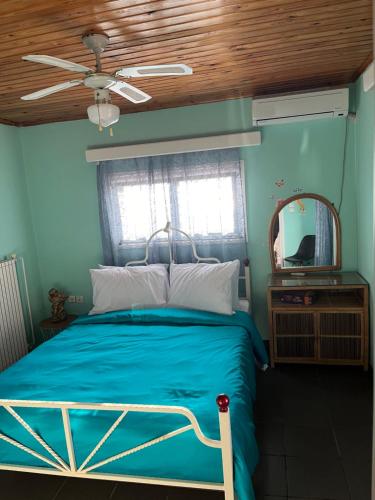 圣塞多罗伊Krista's house的一间蓝色卧室,配有一张床和镜子