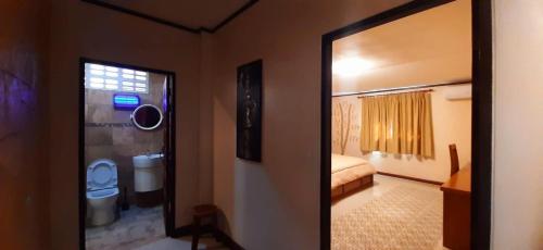 蔻立奥勒2K泳池公寓的客房设有带卫生间的浴室和一张床