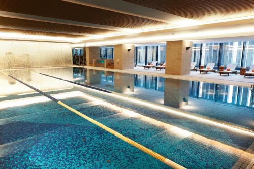 大阪大阪洲际酒店的在酒店房间的一个大型游泳池