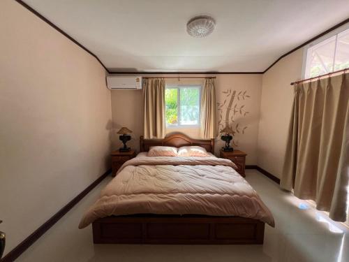 蔻立奥勒2K泳池公寓的一间卧室设有一张床和一个窗口