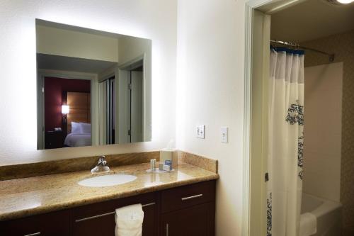 拉斐特拉斐特机场原住客栈的一间带水槽和大镜子的浴室