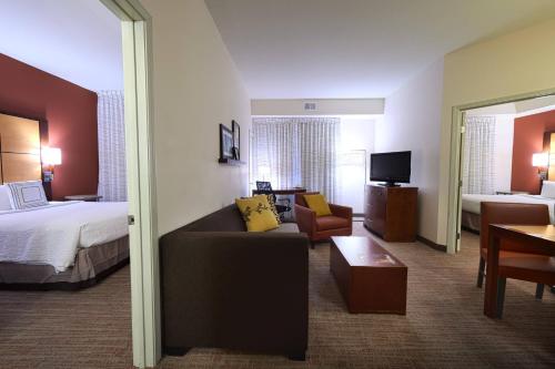 拉斐特拉斐特机场原住客栈的酒店客房设有一张沙发和一张床