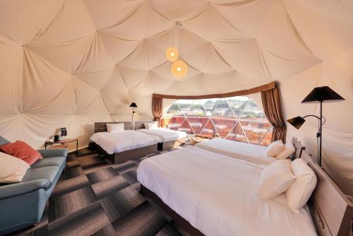 富士河口湖スイートグランピング河口湖的帐篷卧室配有两张床和一扇窗户