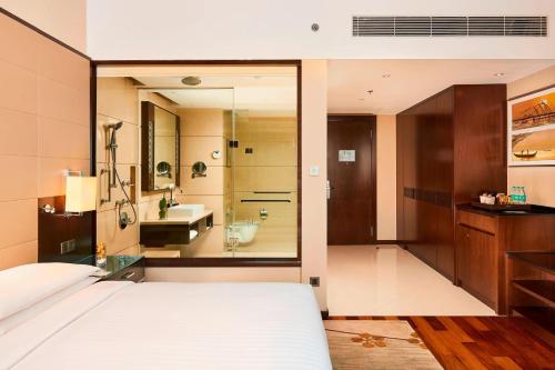 科钦科钦万豪酒店的一间卧室配有一张床,浴室设有水槽
