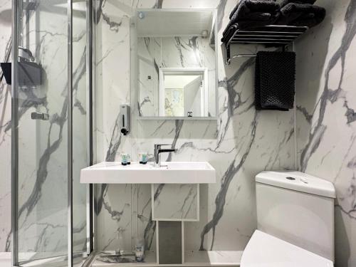 伦敦Kensington Studio hosted by AirOperate的一间带水槽和卫生间的浴室