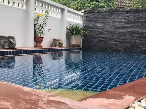 帕他仑山景旅馆的后院的游泳池,有砖墙