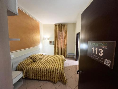 格罗塞托依尔派克酒店的酒店客房的门上设有一张床和一个时钟