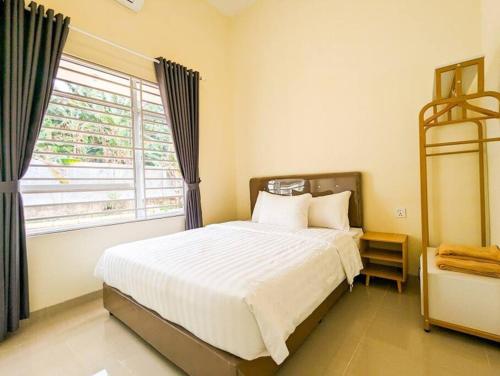 巴淡岛中心Lovina B2/12A at Ansley Park Spacious+Netflix的一间卧室设有一张大床和一个窗户。