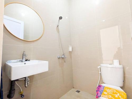 巴淡岛中心Lovina B2/12A at Ansley Park Spacious+Netflix的一间带水槽、镜子和卫生间的浴室
