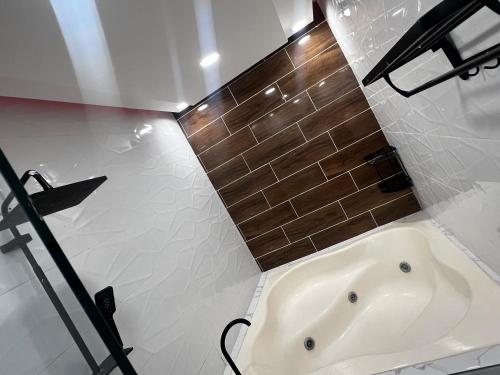 PantojaAcogedor y moderno Spot para parejas!的带浴缸的浴室和棕色瓷砖墙