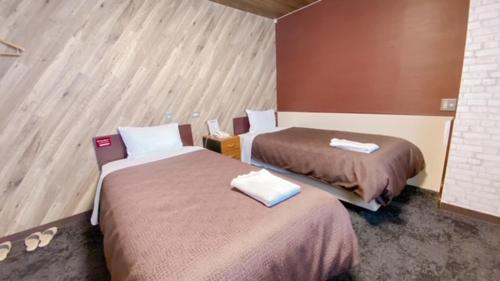 津山市津山选择酒店的一间酒店客房内设有两张床的房间