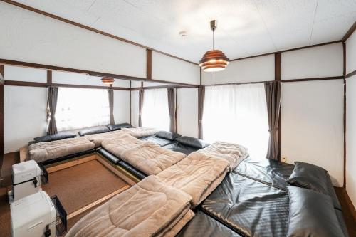 嬬恋村ガチンコBBQロッジ北軽井沢的大房间,设有两张大床