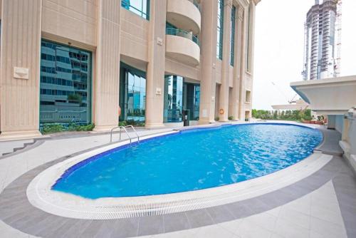 迪拜Greatest location Dubai的大楼前的大型游泳池