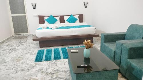 阿贡达Silent Waves的客厅配有床、沙发和桌子