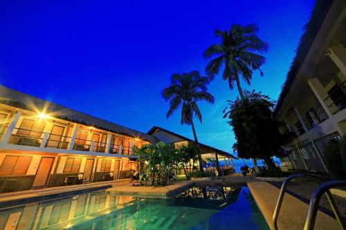 波尔多·格尼拉Lalaguna Beach Club & Dive Centre的夜间设有游泳池的酒店