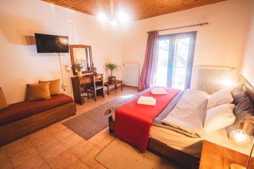 PlanitéronMountain Hotels "Aroanides"的一间卧室配有一张带红色毯子的大床