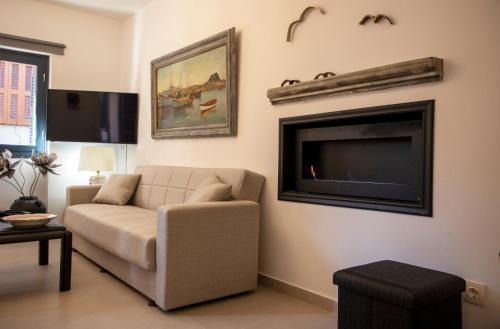 爱琴娜岛Simo's Apartments的带沙发和平面电视的客厅
