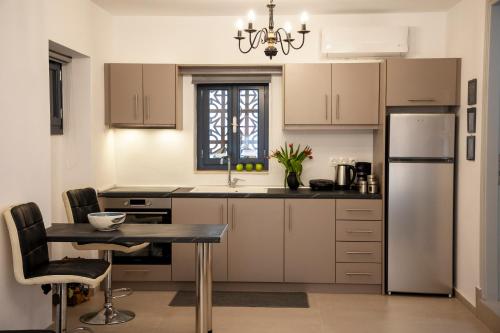 爱琴娜岛Simo's Apartments的厨房配有桌子和冰箱