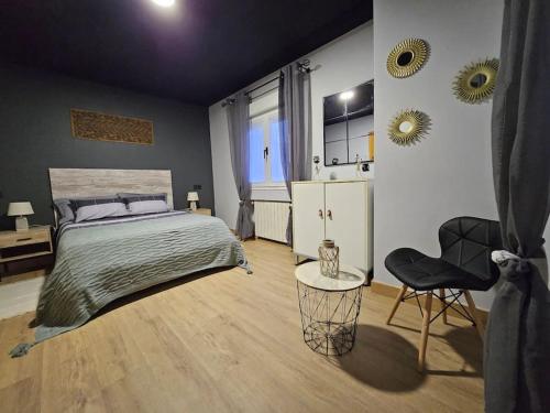 CollanzoCasita con encanto的卧室配有1张床、1张桌子和1把椅子