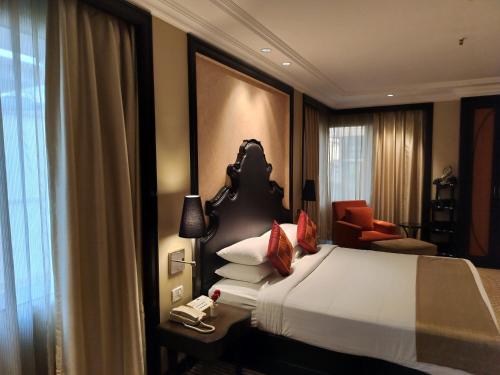 班加罗尔圣马可酒店 的配有一张床和一把椅子的酒店客房