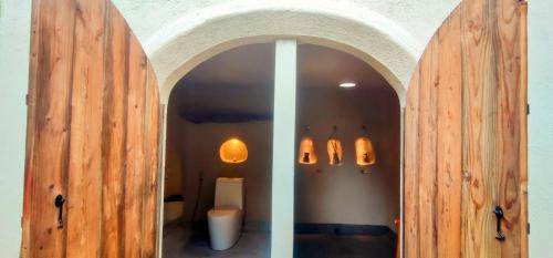 New BusuangaFiresky Glamping Ocam Ocam Beach的一间带卫生间的浴室,通过木门
