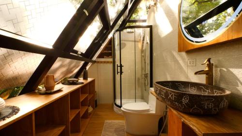 爱妮岛Unique Stays at Karuna El Nido - The Pyramid的一间带水槽和玻璃淋浴的浴室