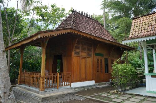 巴图卡拉Villa Embun Batukaras的森林中带门廊的小木房子