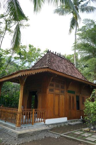 巴图卡拉Villa Embun Batukaras的森林中间的小房子