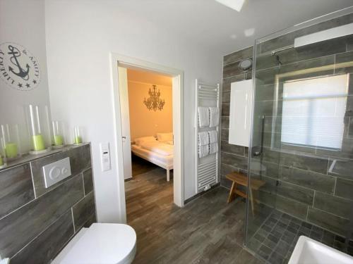 诺德代希FriesenART的一间带卫生间和淋浴的浴室以及一间卧室