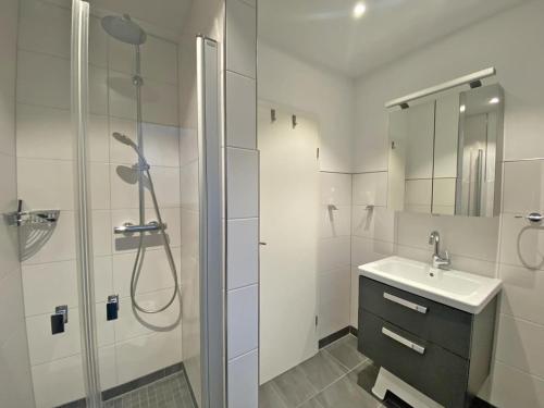 诺德代希Himmel & Meer的白色的浴室设有水槽和淋浴。
