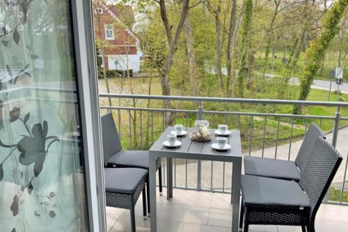 诺德代希Himmel & Meer的美景阳台配有桌椅