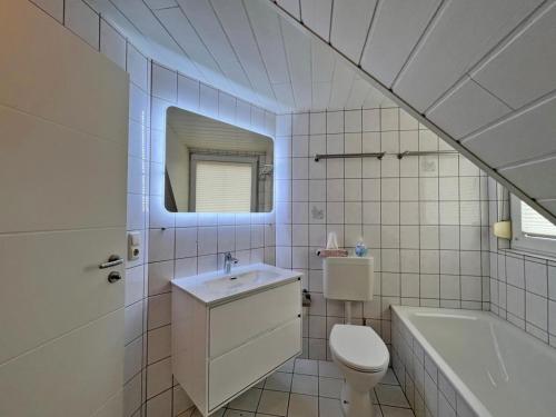 诺德代希Deichblick 2 - Traumhaft am Deich的浴室配有盥洗盆、卫生间和浴缸。