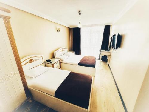 亚洛瓦瑟莱夫酒店的酒店客房设有两张床和电视。