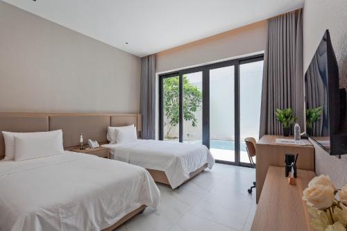 班怀雅可提供早餐的三卧私家泳池家庭别墅的酒店客房设有两张床和大窗户。