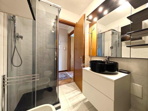 塞斯特雷Hostdomus -Pastore Apartment的带淋浴和盥洗盆的浴室