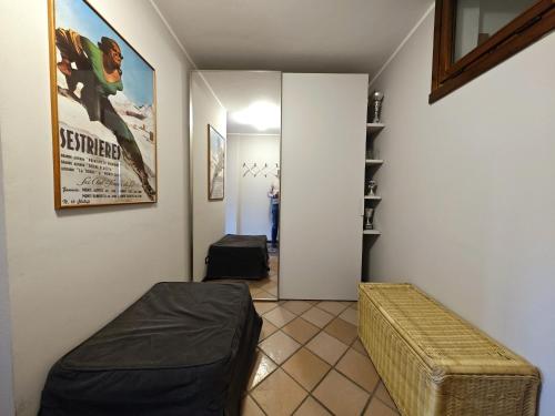 塞斯特雷Hostdomus -Pastore Apartment的小房间设有床和镜子