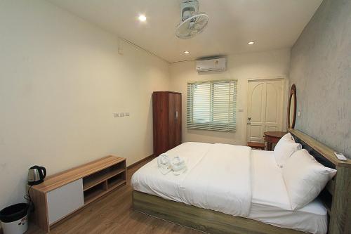 波普托ZAYN Samui Hotel的一间卧室配有一张带白色床单的大床
