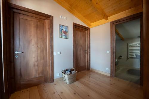 泰拉维Serodani的走廊设有木门和浴室