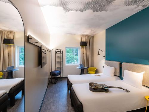 里斯本宜必思里斯本阿尔法莱基德酒店的酒店客房,设有两张床和镜子