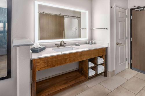 圣罗莎La Quinta by Wyndham Santa Rosa的一间带水槽和镜子的浴室