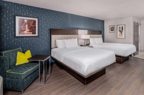 圣罗莎La Quinta by Wyndham Santa Rosa的酒店客房,配有两张床和椅子