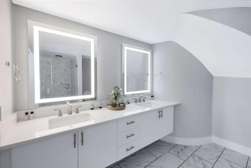 华盛顿Georgetown Residences by LuxUrban的白色的浴室设有2个水槽和2面镜子