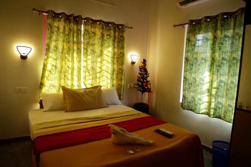 马拉利库兰Marari Anns Casa Beach Homestay的一间卧室,配有一张床,上面有圣诞树