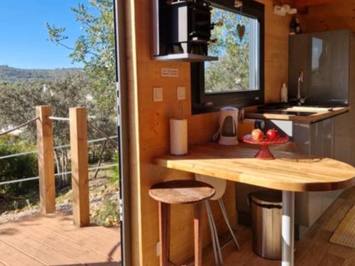 楼尔Location Tiny House Loule的一个带桌子的厨房和一个美景阳台