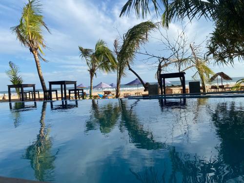 南塔拉拉塔拉拉湾海滩酒店的棕榈树海滩旁的游泳池