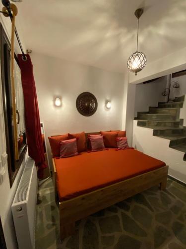 阿尼利奧迈措翁La casa Varsani的楼梯间里一张橙色的床