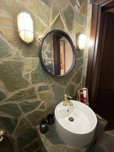 阿尼利奧迈措翁La casa Varsani的一间带水槽和镜子的浴室